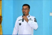 Bupati Anambas Serahkan Secara Simbolis Bantuan Sembako dari Presiden RI Kepada Masyarakat Tarempa Barat